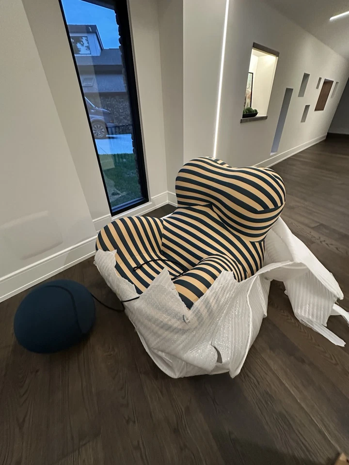 Nueva silla a rayas estilo moderno de mediados de siglo Foto 3 de 4