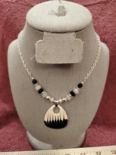 Collana Fiamma Astratta Nero Crema Tono Argento Vintage - Foto 3 di 5