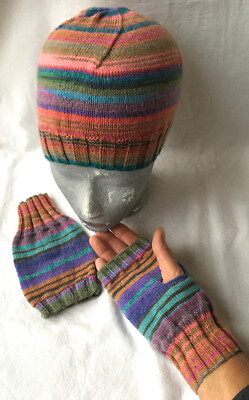 MÜTZE & STULPEN FÜR MÄDCHEN SELBSTGESTRICKTE MÜTZE & PULSWÄRMER