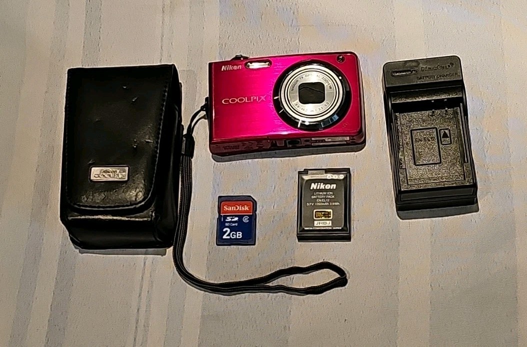Nikon Coolpix S630 Red Digital Camera Charger BAttery SD Card