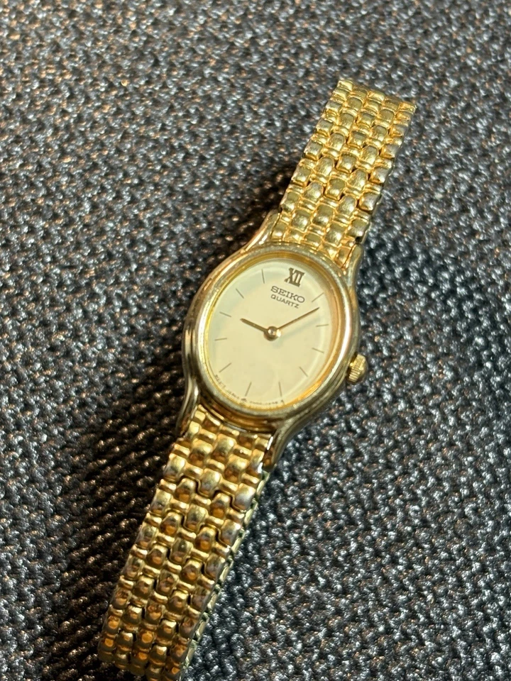 Reloj Pulsera Seiko Mujer Vintage Ovalado Tono Dorado Damas Cuarzo Esfera Beige Foto 4 de 4