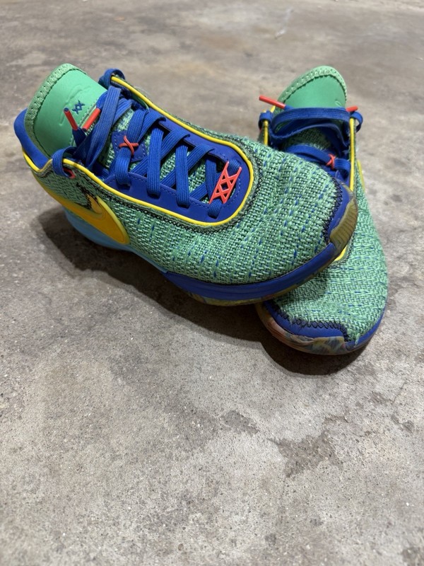 Nike LeBron 20 SE GS "Kaleidoscope" Size 6Y / Women's 7.5
