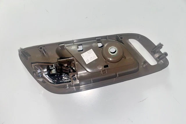Manija de puerta interior delantera derecha GM 2007-2014 ORIGINAL, PIEZA OEM NUEVA, P/N 15935955 Foto 2 de 4