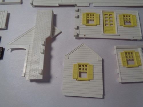 PLASTICVILLE 1 1/2 STORY RANCHER.W/BOX. COMPLETE. WHITE,BROWN,YELLOW TRIM. - Picture 4 of 18