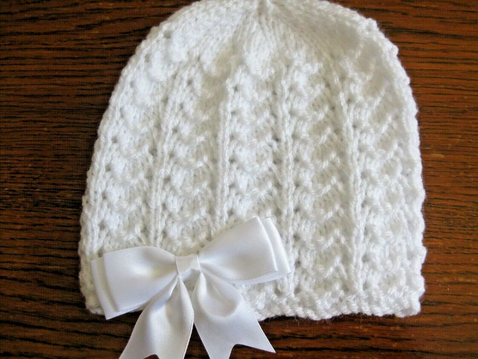 HAND KNITTED NEU HANDGESTRICKTE BABY WEISSE BEANIE MÜTZE GRÖSSE 0-3 MONATE (6)