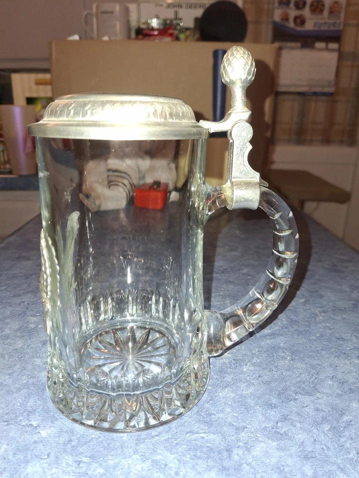 Jarra de cerveza de vidrio vintage EIN ZINN Alemania Occidental Stein tapa de peltre ornamentado 7"h Foto 2 de 4