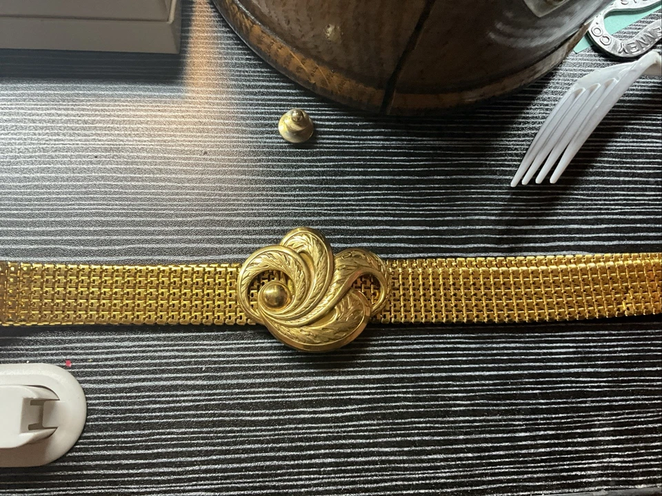 Cinturón de malla vintage años 60 tono dorado con hebilla de hoja decorativa/ornada Foto 2 de 4