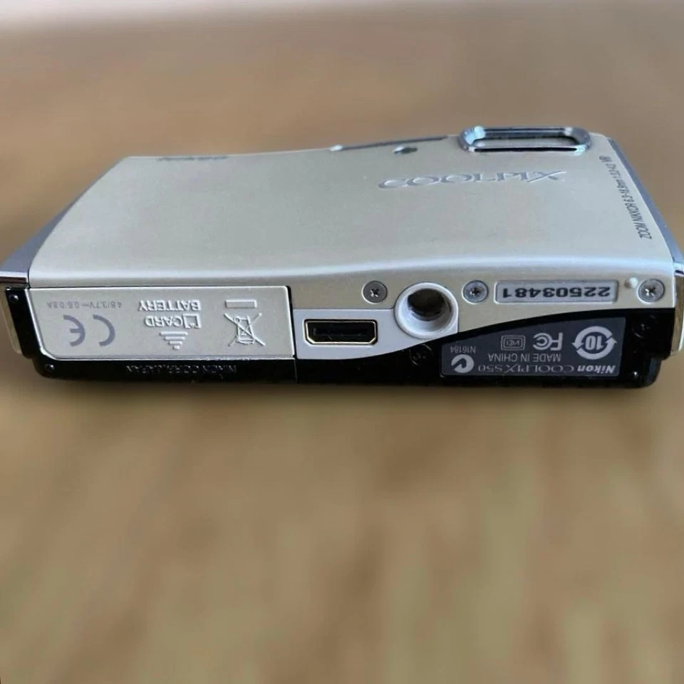 Cámara digital compacta Nikon COOLPIX S50 beige probada con cargador Foto 3 de 4