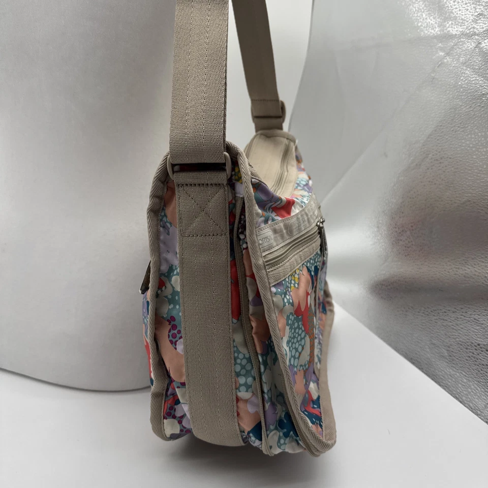 Bolso Bandolera Para Mujer Le SportSac Marrón Diseño Floral Usado en Excelente Condición Pequeño Bolso con Cremallera Foto 3 de 4