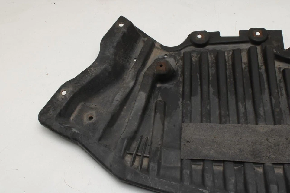 Protector contra salpicaduras delantero debajo del motor Mercedes-Benz E350 Sport 4MATIC 2010-2013 Foto 3 de 4