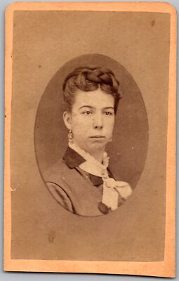 ANTIQUE CDV CIRCA 1870S N.W. SMITH YOUNG LADY FOSTORIA OHIO