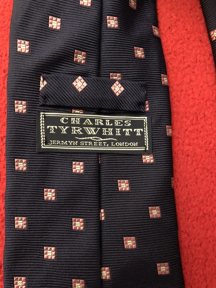 Corbata de seda Charles Tyrwhitt azul marino con figuras tejidas rosa y blanco 3 5/8" x 59,5" usada en excelente estado Foto 3 de 4