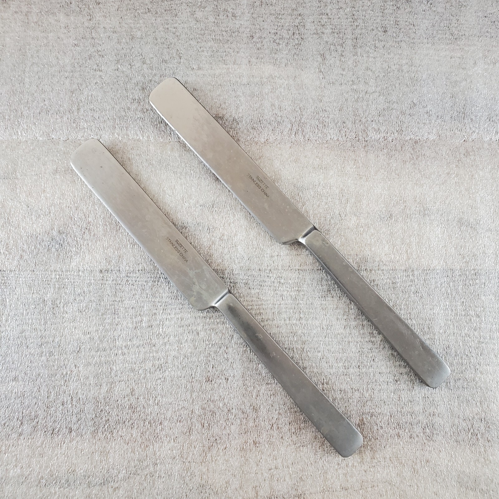 UNF603 Set of 2 DINNER Knives Unknown maker Suzette pattern ~ Worn