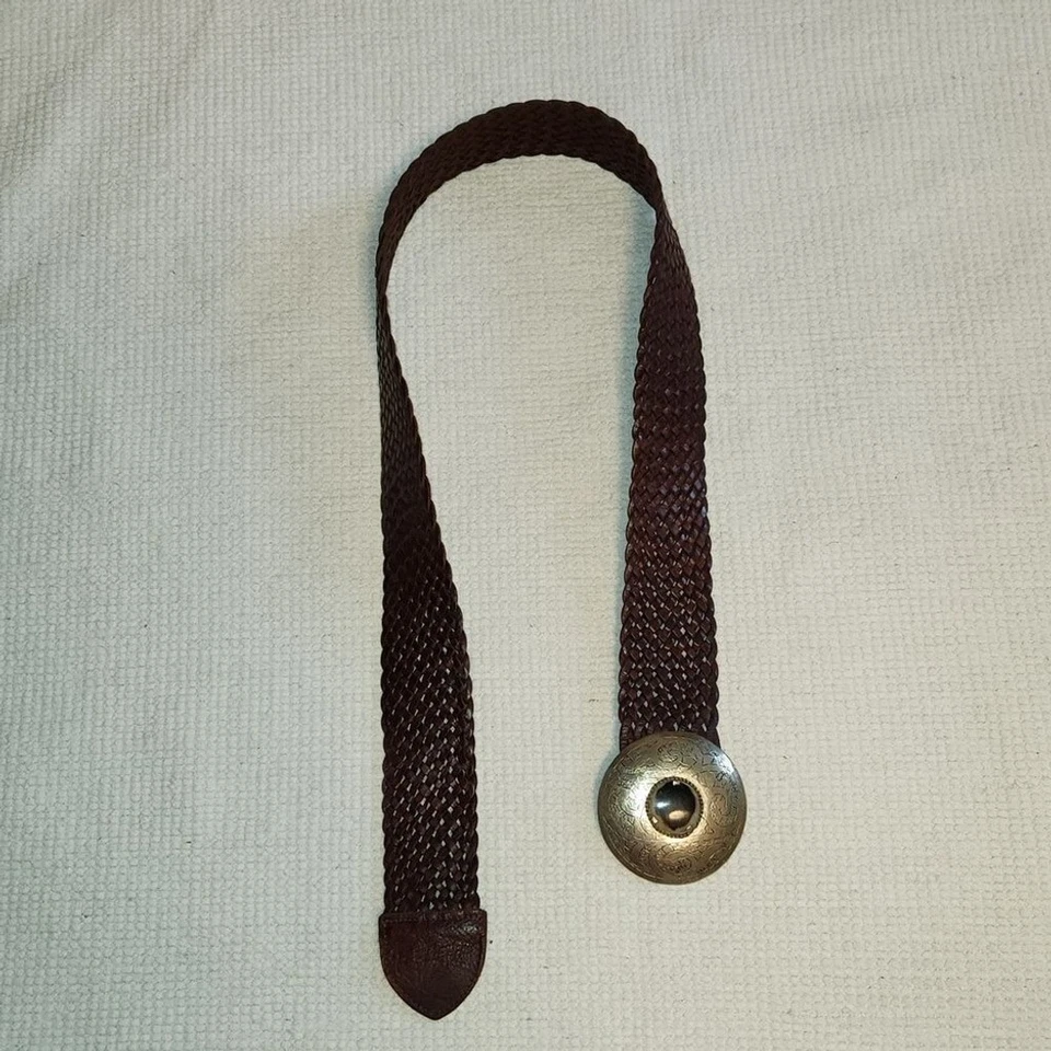 Cinto trançado de couro marrom Anthropologie Motiv 56 com fivela redonda gravada - Imagem 2 de 4