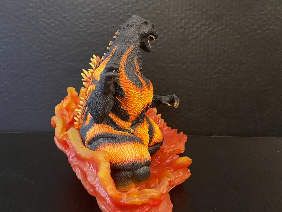 Diamond Select Toys Godzilla 1995 'Burning Godzilla' 10 pulgadas PVC Diorama Estatuai Foto 3 de 4