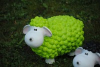 Lustiges Deko Schaf Bunt Lamm GrüN Tierfigur Gartenfigur Tier