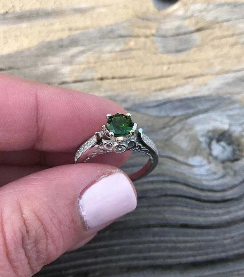 Alianza para mujer de esmeralda creada en laboratorio de corte redondo de 2 quilates enchapada en oro blanco de 14 quilates Foto 3 de 4