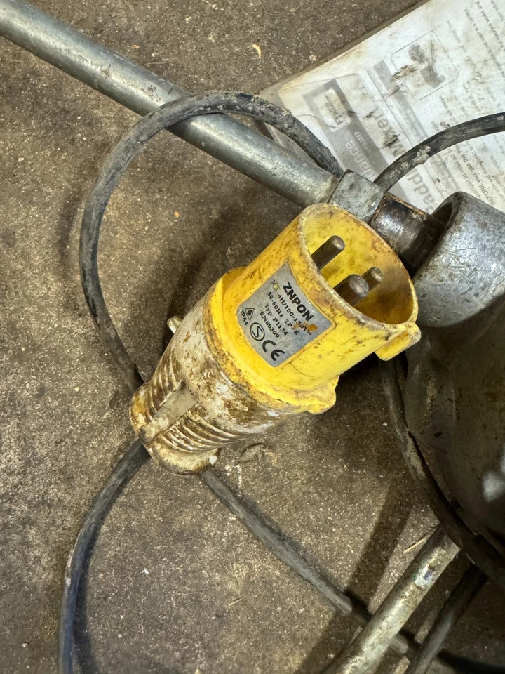 ⭐ MEZCLADOR DE PALETAS MOTOR 110V FUNCIONANDO PERO CHISPEANDO PARA DESPEJAR POSTE LIBRE⭐ Foto 3 de 4