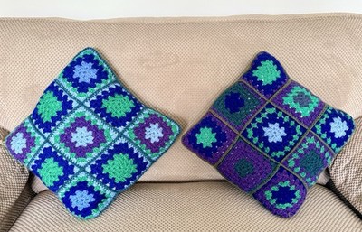 Paar handgefertigte gehäkelte Granny Square Kissen Boho Retro blau grün lila