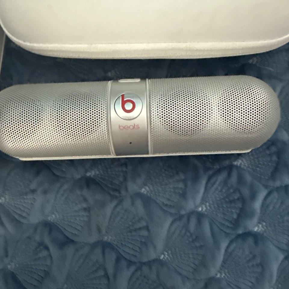 BEATSPILL Beats Silver Pill 扬声器 带保护壳、插头、原装 BEATS 盒 — 第 2/4 张图片