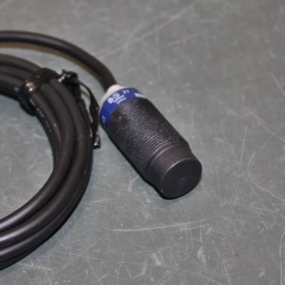 GENUINE Telemecanique Sensors Inductive Proximity Switch XS4P18AB120, 12-24V DC - Image 3 of 4