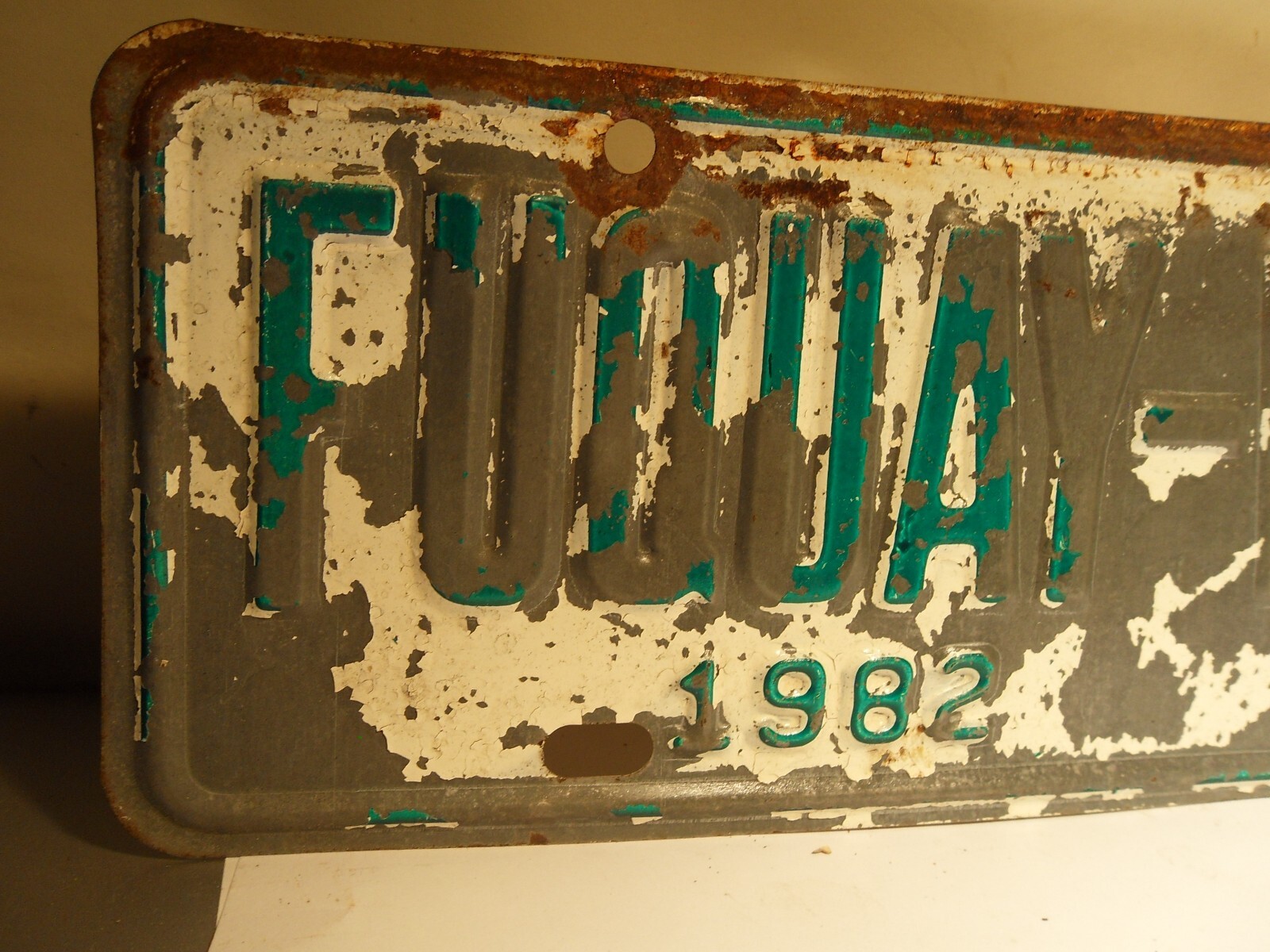 RARE 1982 FUQUAYVARINA NC NORTH CAROLINA CITY LICENSE PLATE TAG TOPPER