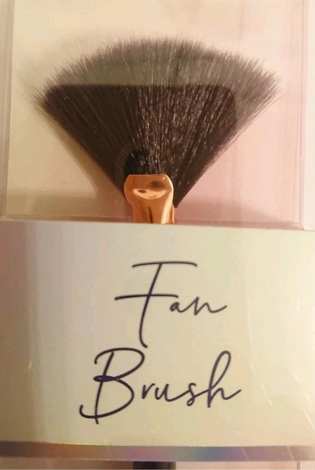 Fan Brush, Cosmetics, Contour, Makeup, Beauty, Enhancement Equipment  - Image 3 of 3