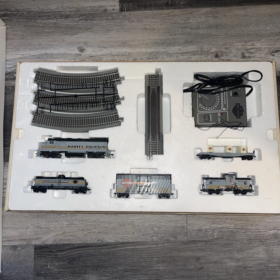 JUEGO TREN HARLEY-DAVIDSON EDICIÓN LIMITADA ESCALA HO SILVER EAGLE SOLO HECHO 7500 Foto 3 de 3