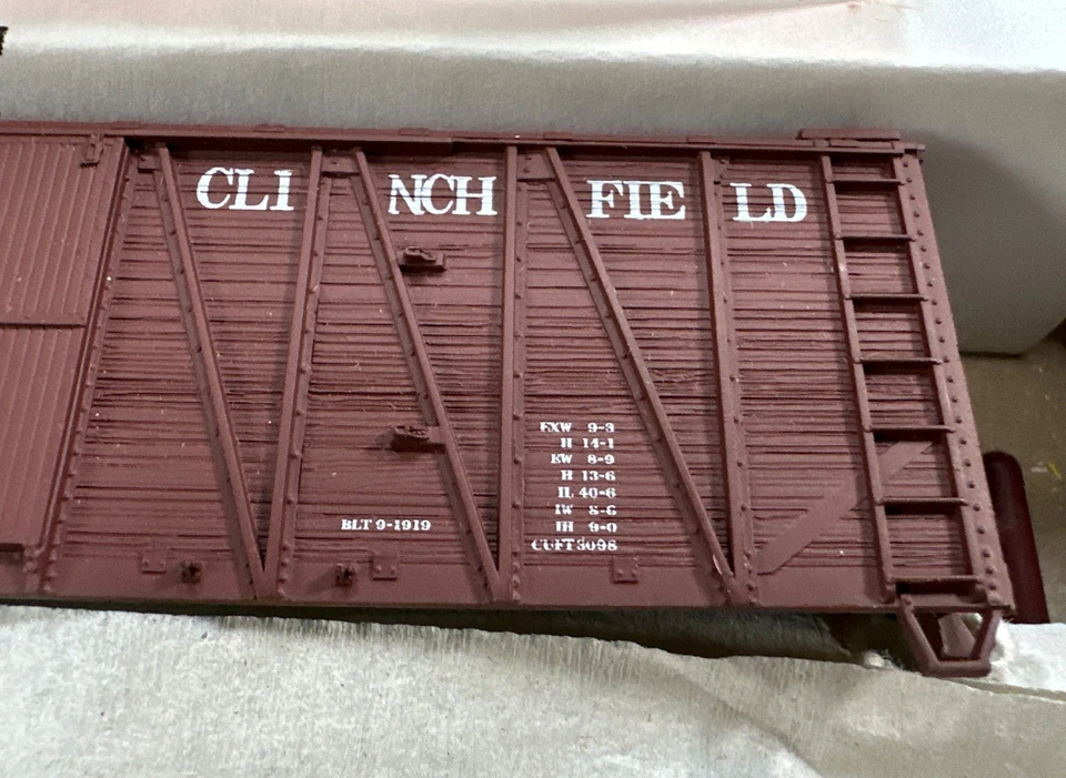 Accurail HO Kit #4315 40’ OB Box Car Wood w/Metal Ends Clinchfield CRR 8275 NY - Image 4 of 4