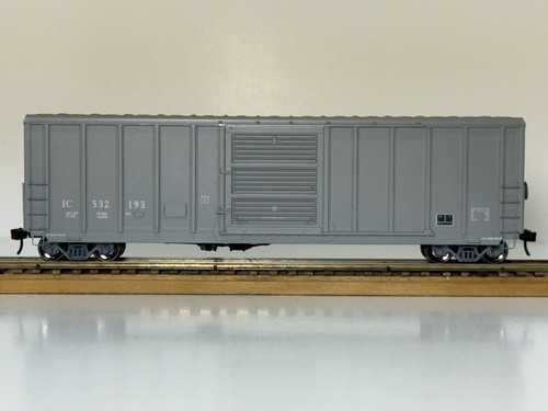 Escala HO, Illinois Central, gris 50’ vagón de carga de una sola puerta #IC-542193, Kadee, acero | Zustand: Used