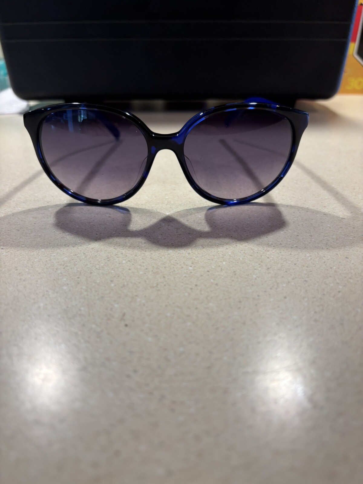 FENDI FS5230 Trendy Sunglasses for Women and Men-image