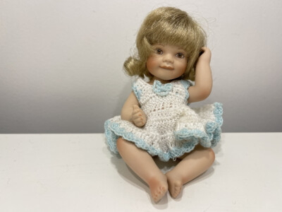 Sammler Puppe Porzellan Puppe 13 cm. Zustand siehe Fotos
