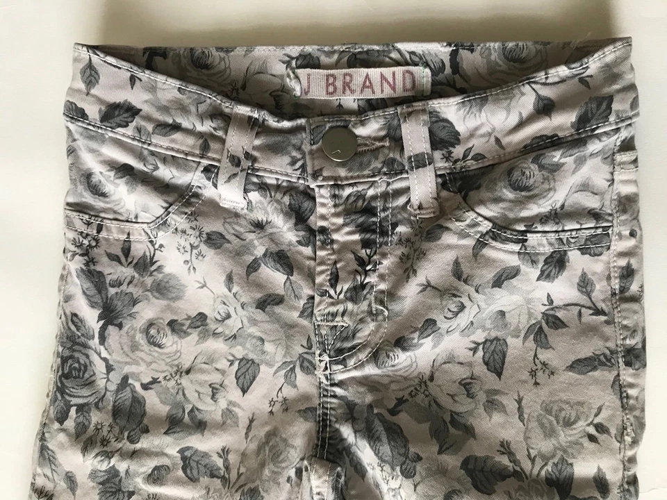 Pantalones de mezclilla ajustados florales gris caña de azúcar marca J para niñas talla 7 Foto 2 de 4