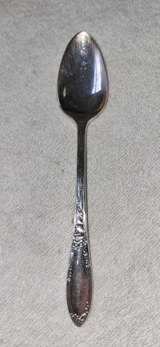 68 pc Oneida Heirloom Plate Silver Plated Flatware w/ Wooden Chest Carving Set - Picture 10 of 17