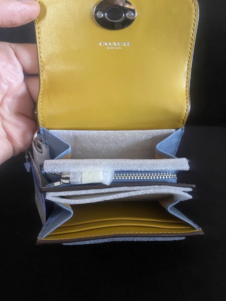 Cartera compacta Coach Charm en cuero en bloques de colores 65150 CBH CHRM SOLAPA CN CS Foto 4 de 4