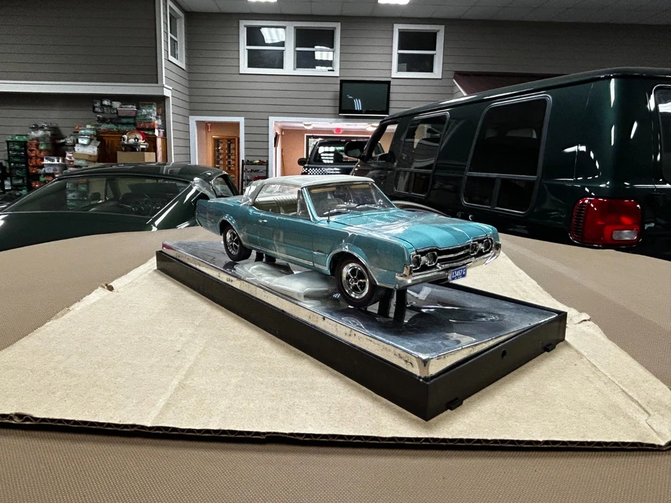 Автомобиль-трансформер Highway 61 Collectibles 1967 Oldsmobile 442 модель масштаб 1:18 - Изображение 4 из 4