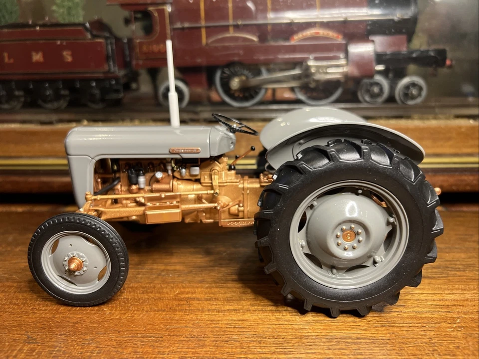 UNIVERSAL HOBBIES 2986 1:16 SCALE FERGUSON FE 35 (1956) Gold Belly MIB - Image 4 of 4