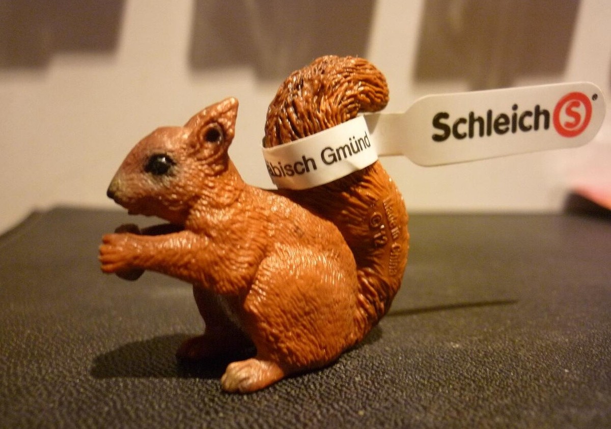 Schleich Eating Squirrel 14684 Model Figurine Toy Brand New