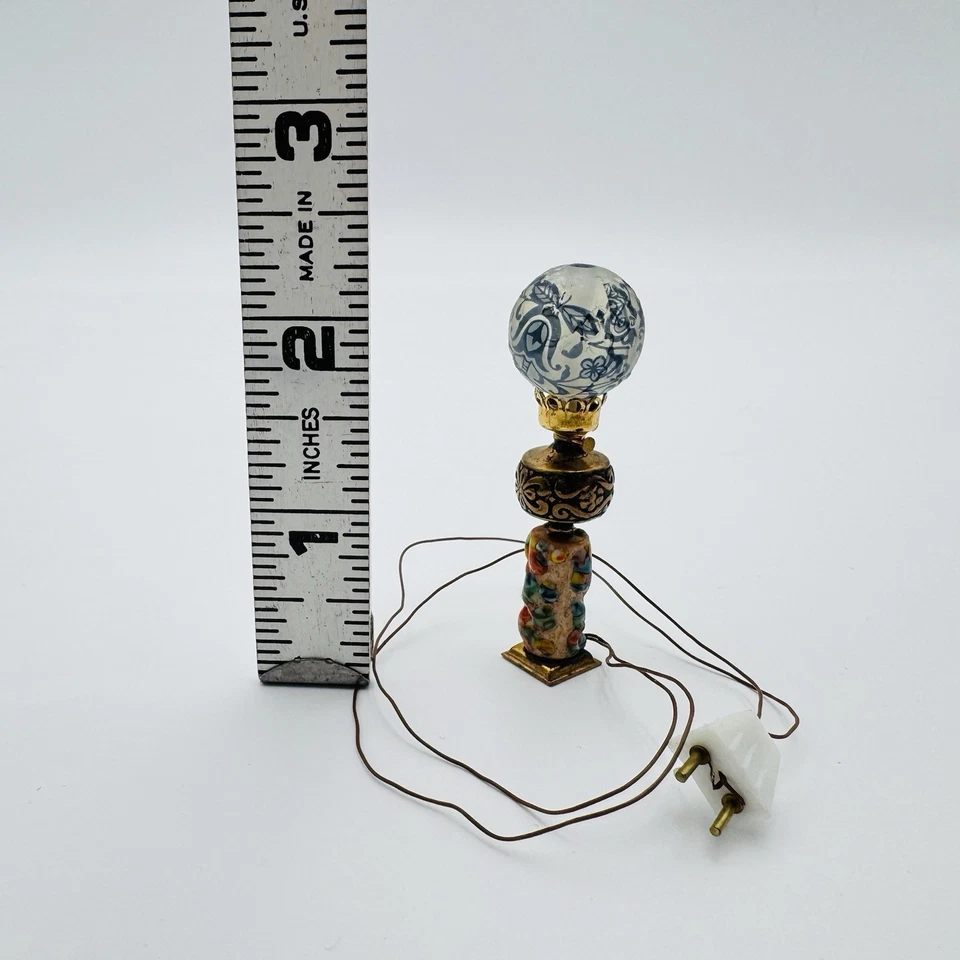 Lámpara de latón de mármol miniatura para casa de muñecas 1:12 con cubierta de bombilla de vidrio floral RARA Foto 2 de 4