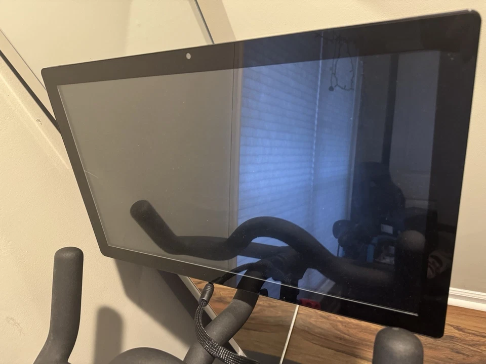 Bicicleta Peloton RB1V0 — Pedales SPD y pesos de 2 lb incluidos, buen estado Foto 3 de 4