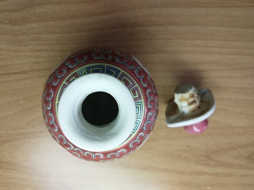 Jiagonb Porcelain Soy Bottle w/Twist On Stopper and Salt and Pepper Shakers - Picture 10 of 11
