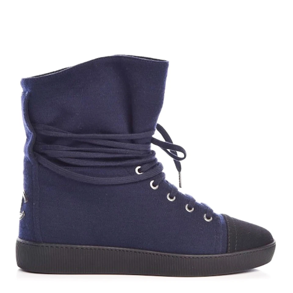 Tênis CHANEL camurça índigo logotipo CC com cadarço preto biqueira tamanho UE37 - Imagem 2 de 4