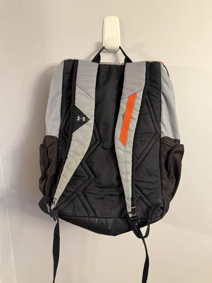 Рюкзак Under Armour серый и черный с оранжевой отделкой - Изображение 3 из 4