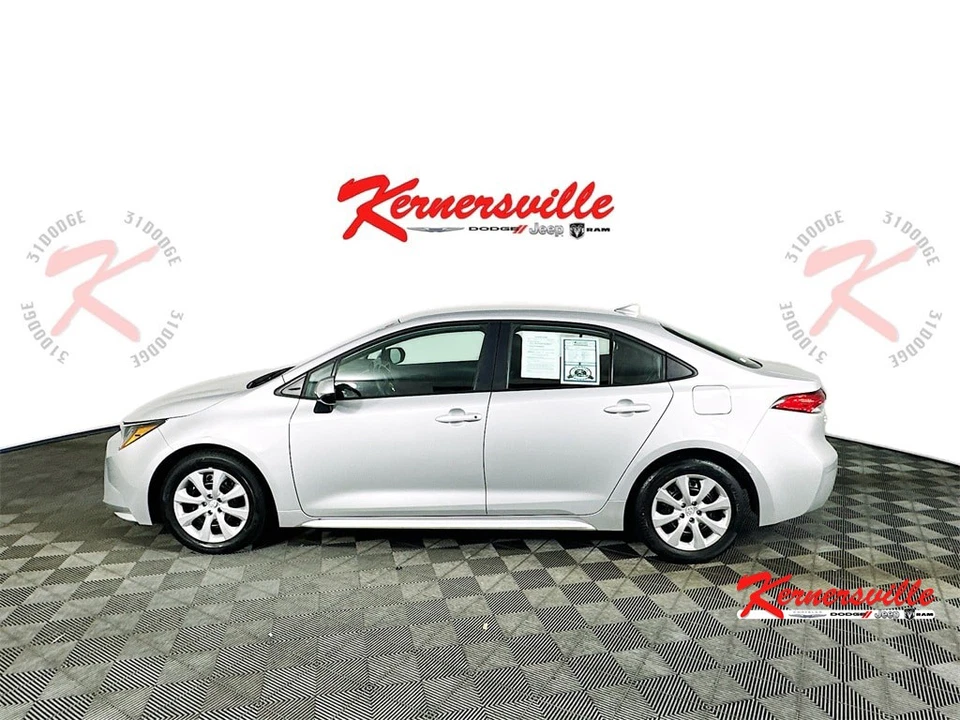 2024 Toyota Corolla LE FWD 4dr Sedan Wireless Phone Connectivity I4 KCDJR Foto 4 de 4