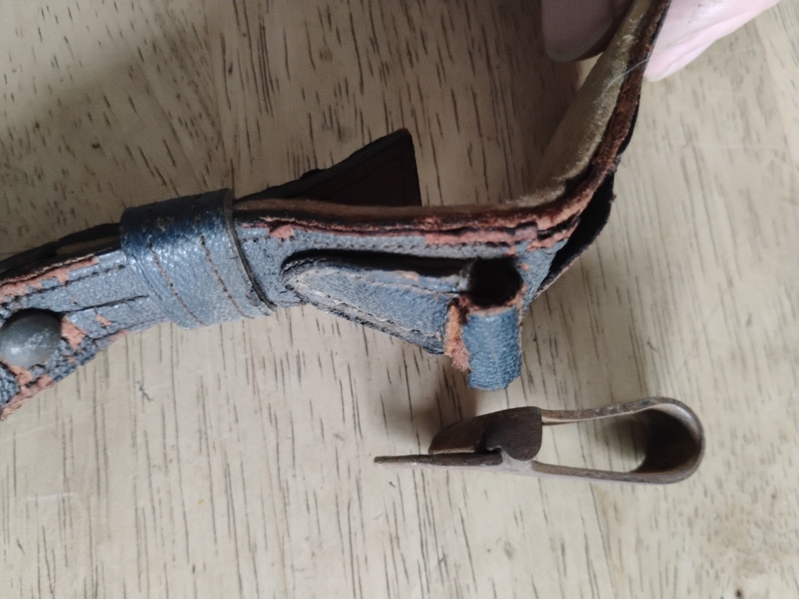 GERMAN SWORD HANGER NEEDS TLC! WWI WWII PEBBLED LEATHER RARE TYPE TWO CLIPS