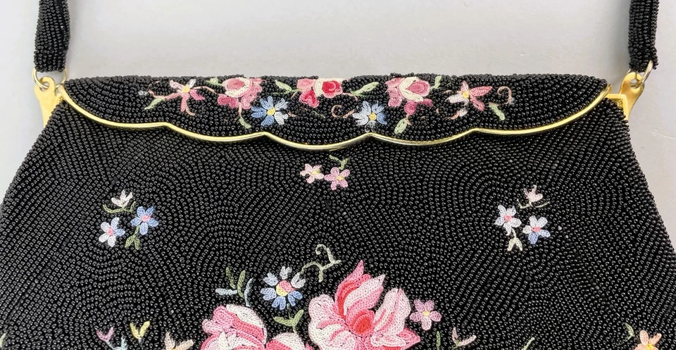 Mini bolsa de mão francesa vintage anos 60 feita à mão feminina preta bordada floral com miçangas - Imagem 3 de 4