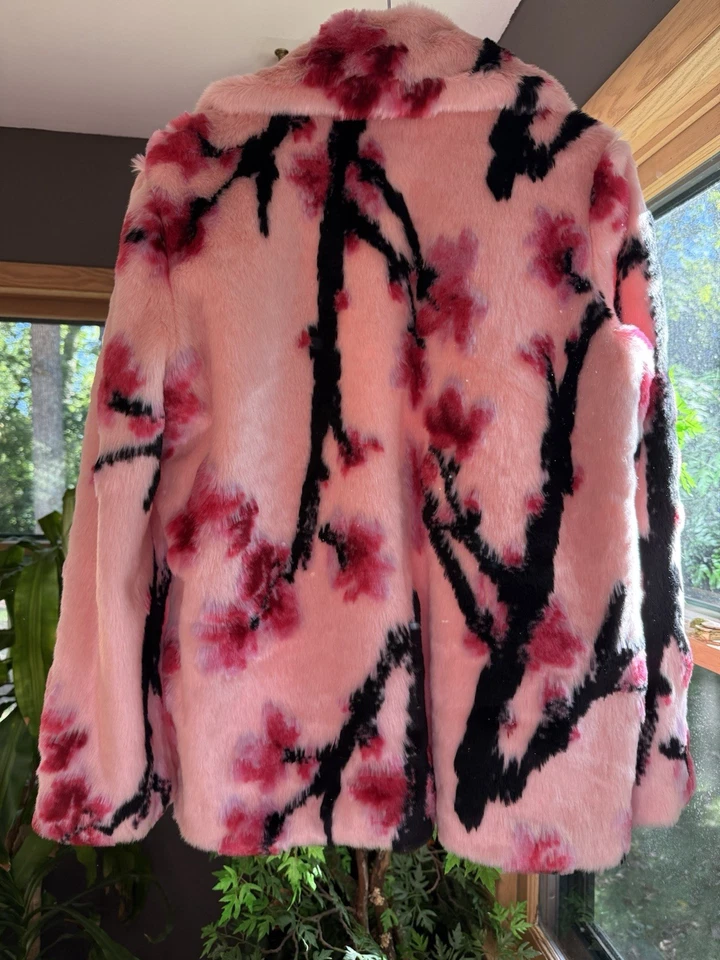 Jaqueta Guess Coat de Pele Sintética XL Flor de Cerejeira Rosa e Preta da Guess Nova Sem Etiqueta - Imagem 2 de 4