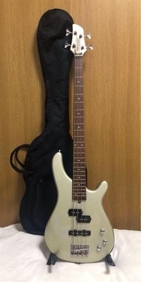 Fernandes FRB-40 E-Bass mit Koffer