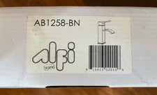 Grifo de baño de una sola palanca marca ALFI AB1258 cuerpo cuadrado de níquel/caño curvo