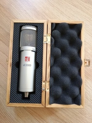 SE Electronics SE2000 Großmembran Kondensator Mikrofon mit Spinne und Box